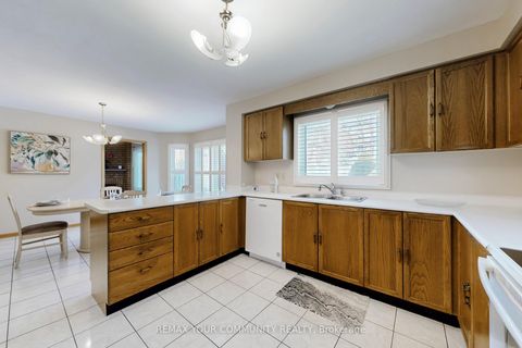 Photo 11 at 142 Waterside Crescent, Maple, Vaughan