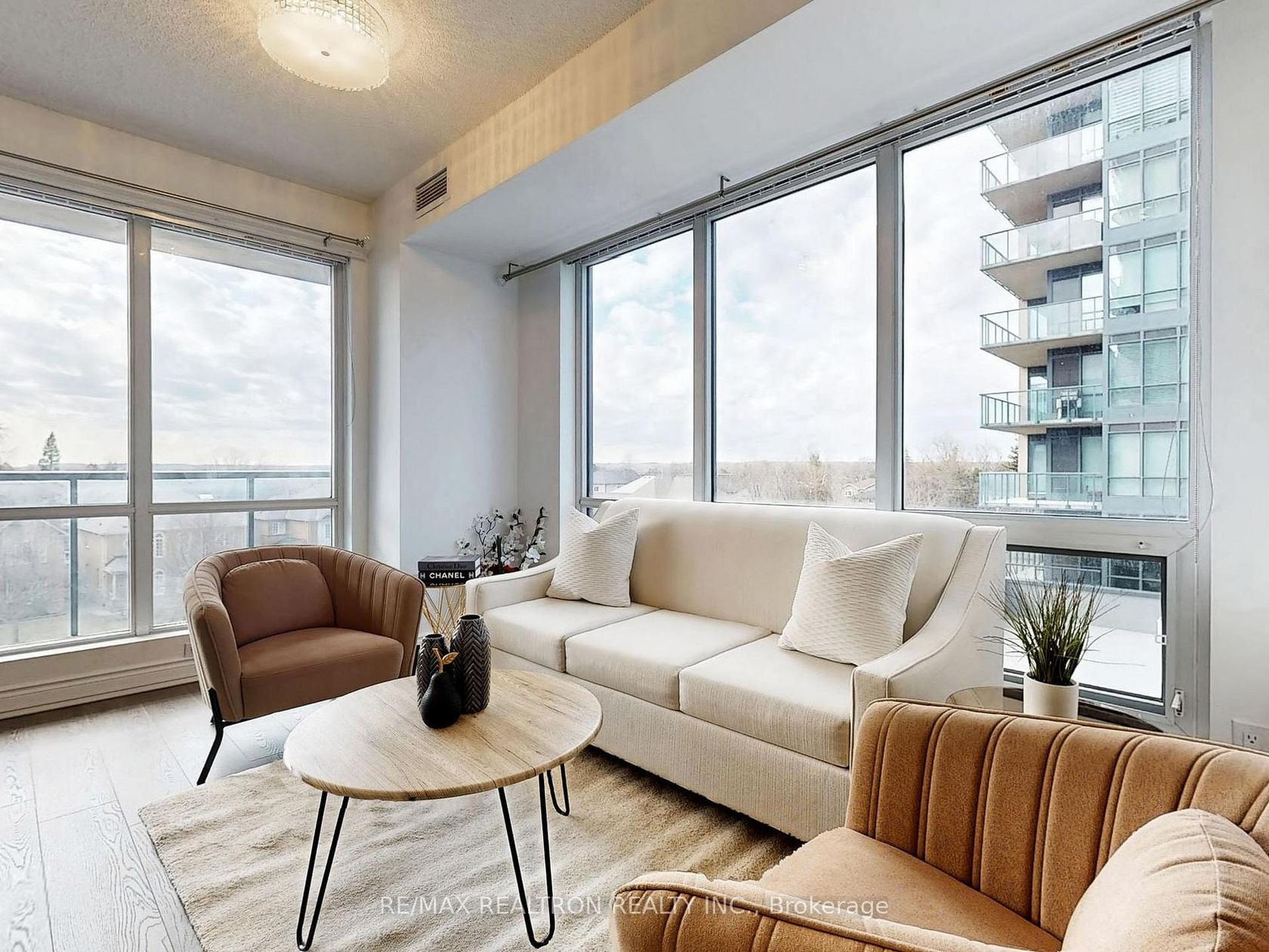 302A - 9088 Yonge Street, South Richvale, Richmond Hill by Loree Meneguzzi Real Estate 302A - 9088 Yonge Street, South Richvale, Richmond Hill