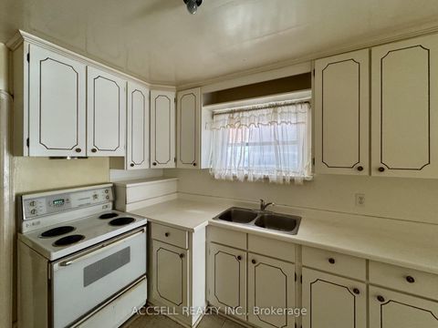 Photo 5 at 142 Glenwood Crescent, Parkview, Toronto