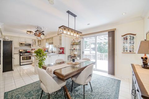 Photo 3 at 43 Summitcrest Drive, Devonsleigh, Richmond Hill