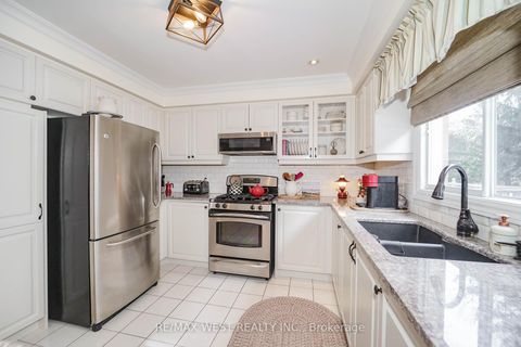 Photo 5 at 43 Summitcrest Drive, Devonsleigh, Richmond Hill