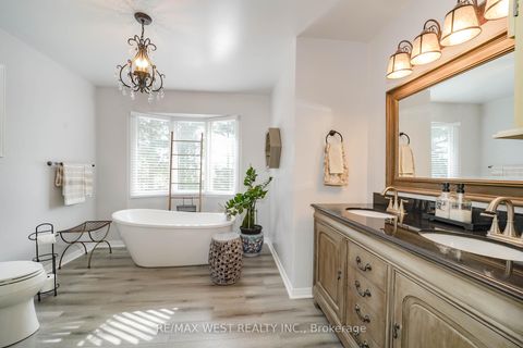 Photo 11 at 43 Summitcrest Drive, Devonsleigh, Richmond Hill