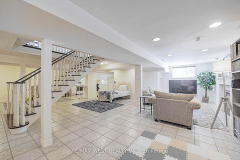 Photo 17 at 43 Summitcrest Drive, Devonsleigh, Richmond Hill