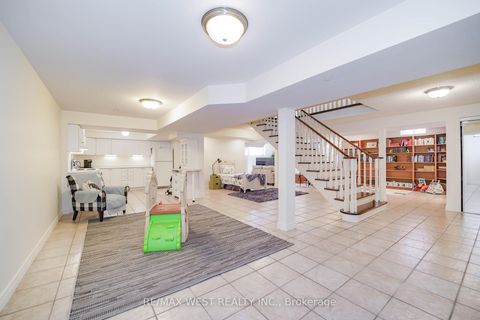 Photo 18 at 43 Summitcrest Drive, Devonsleigh, Richmond Hill