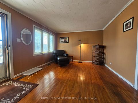 Photo 9 at 3067 Churchill Avenue, Malton, Mississauga