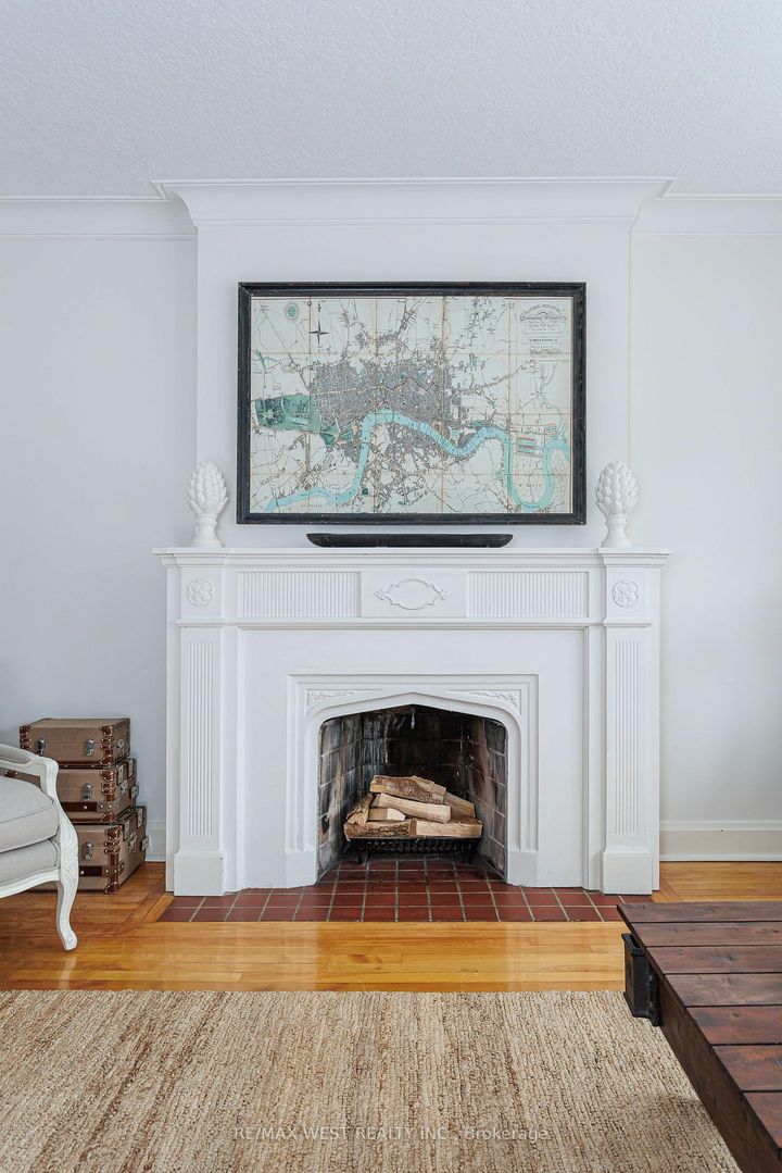 Photo 2 at 3 Glenroy Avenue, Queensway, Toronto