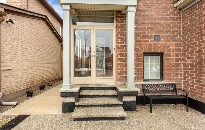 Photo 4 at 21 Arkwright Drive, Northwest Brampton, Brampton