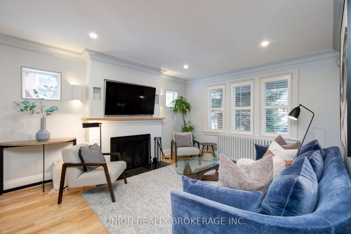 Photo 3 at 10 Hollywood Crescent, Woodbine Corridor, Toronto