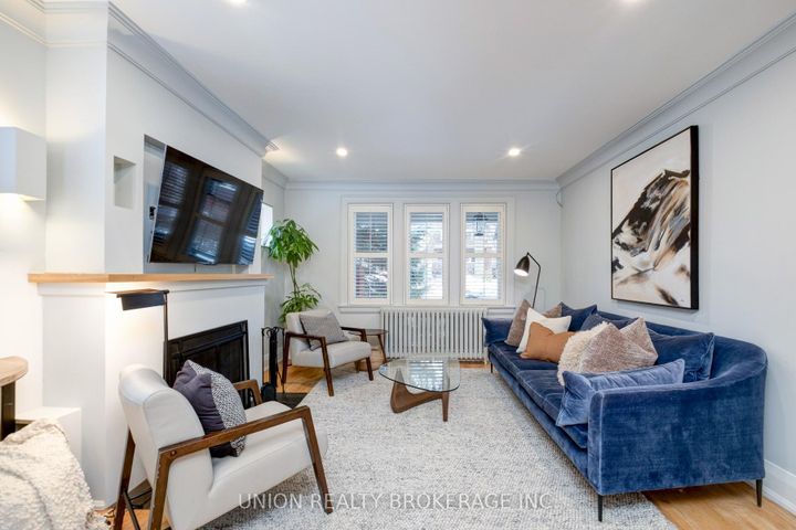 Photo 4 at 10 Hollywood Crescent, Woodbine Corridor, Toronto