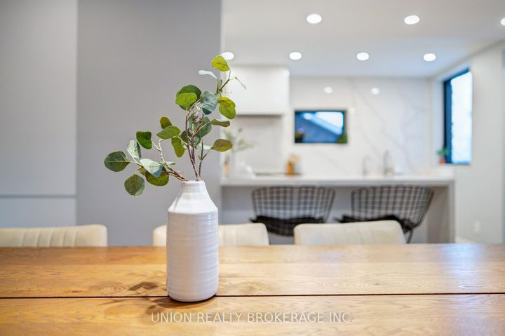 Photo 10 at 10 Hollywood Crescent, Woodbine Corridor, Toronto