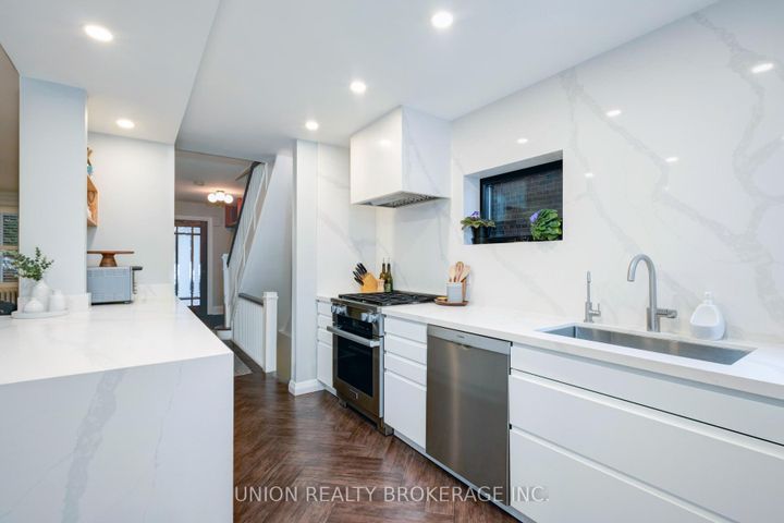 Photo 12 at 10 Hollywood Crescent, Woodbine Corridor, Toronto