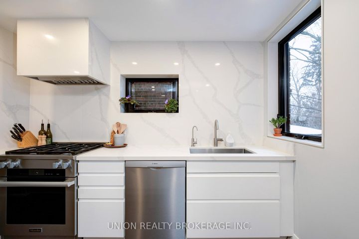 Photo 13 at 10 Hollywood Crescent, Woodbine Corridor, Toronto