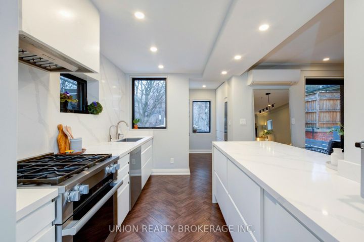 Photo 14 at 10 Hollywood Crescent, Woodbine Corridor, Toronto