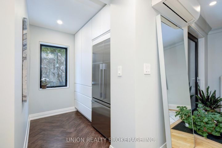 Photo 15 at 10 Hollywood Crescent, Woodbine Corridor, Toronto