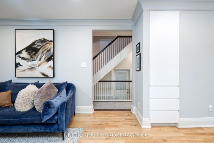 Photo 16 at 10 Hollywood Crescent, Woodbine Corridor, Toronto