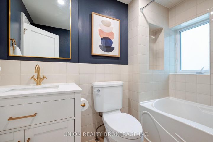 Photo 20 at 10 Hollywood Crescent, Woodbine Corridor, Toronto