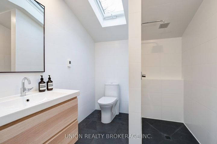 Photo 24 at 10 Hollywood Crescent, Woodbine Corridor, Toronto