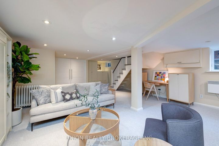 Photo 26 at 10 Hollywood Crescent, Woodbine Corridor, Toronto