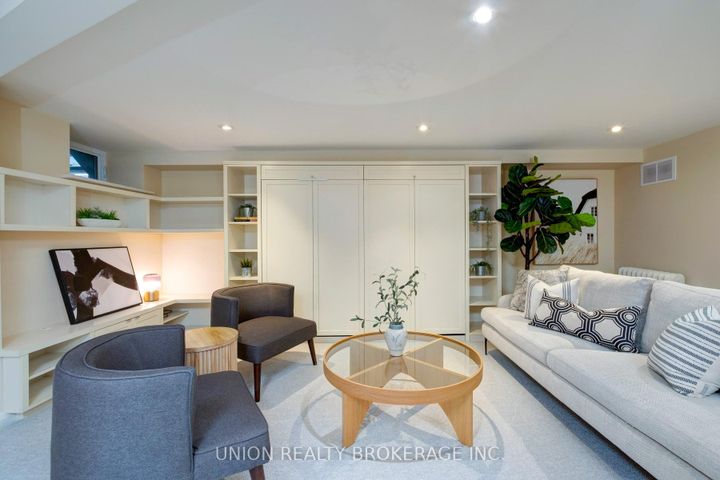 Photo 31 at 10 Hollywood Crescent, Woodbine Corridor, Toronto