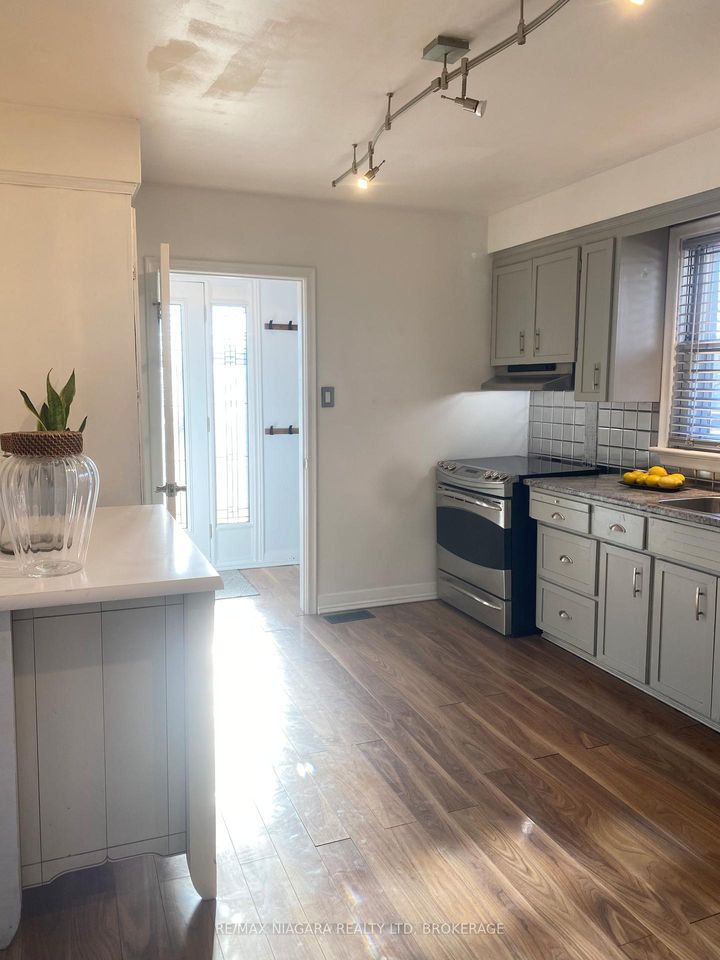 Photo 4 at 96 Terrace Drive, Balfour, Hamilton