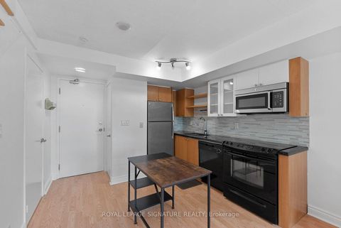 Photo 1 at 831 - 600 Fleet Street, Waterfront Communities C1, Toronto