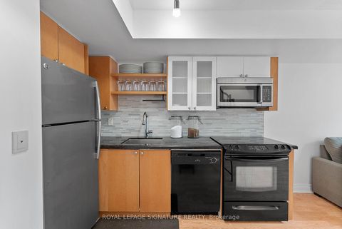 Photo 3 at 831 - 600 Fleet Street, Waterfront Communities C1, Toronto