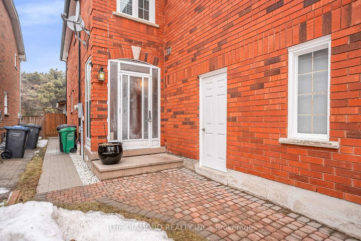 Photo 3 at 5490 Antrex Crescent, Hurontario, Mississauga