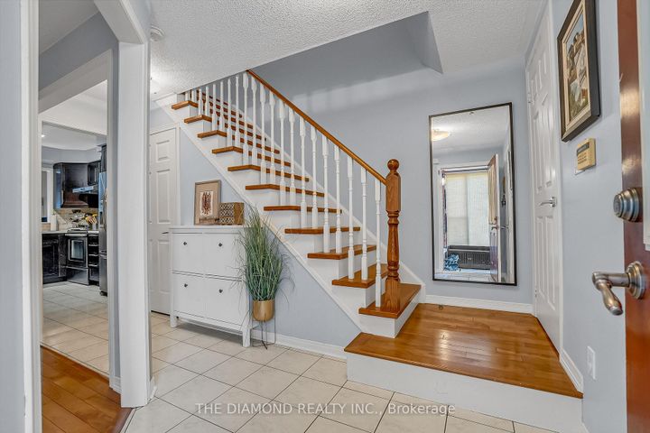 Photo 5 at 5490 Antrex Crescent, Hurontario, Mississauga