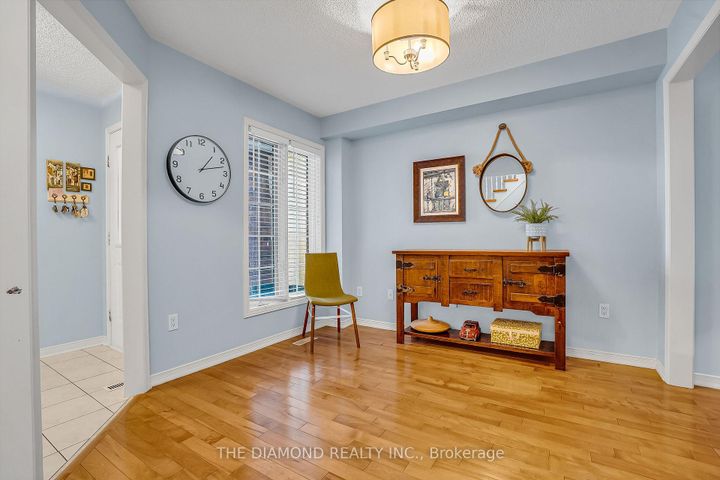 Photo 7 at 5490 Antrex Crescent, Hurontario, Mississauga