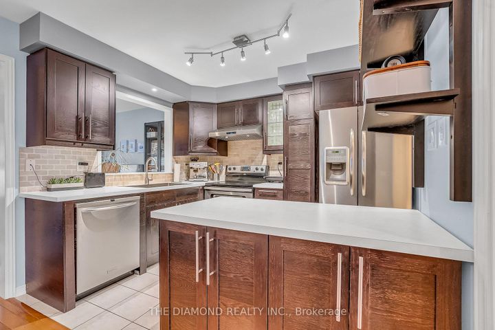 Photo 11 at 5490 Antrex Crescent, Hurontario, Mississauga