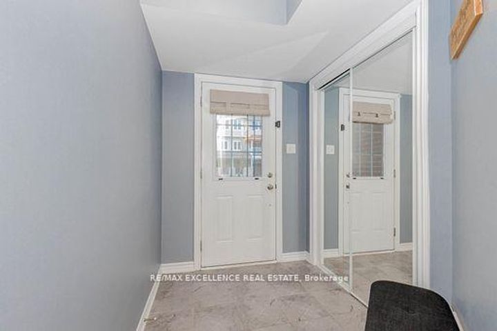 Photo 5 at 9 Hiscott Drive, Waterdown, Hamilton