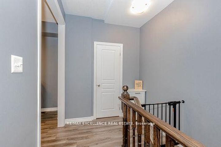 Photo 11 at 9 Hiscott Drive, Waterdown, Hamilton