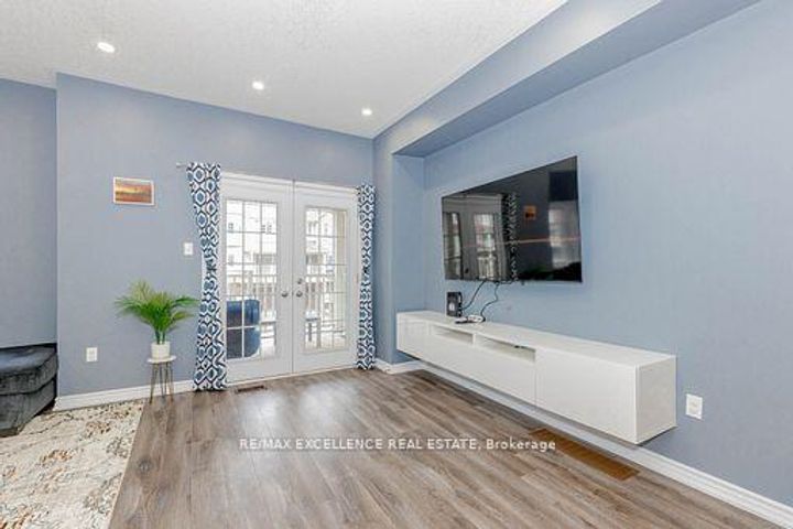 Photo 16 at 9 Hiscott Drive, Waterdown, Hamilton