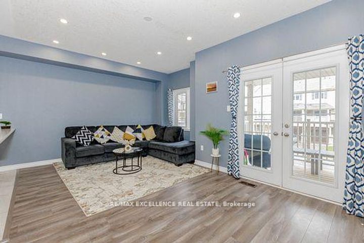 Photo 18 at 9 Hiscott Drive, Waterdown, Hamilton