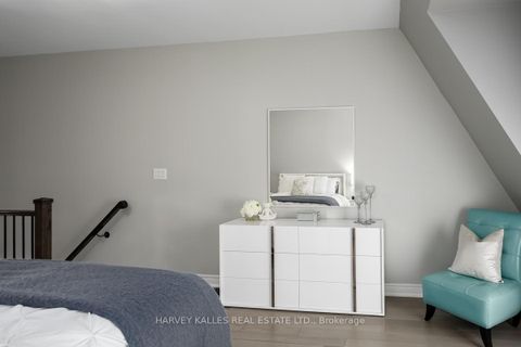 Photo 17 at 16 Powseland Crescent, West Woodbridge, Vaughan