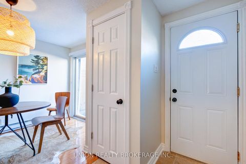 Photo 7 at 20 - 1666 Queen Street E, Woodbine Corridor, Toronto