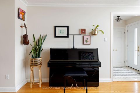 Photo 10 at 4 Gatewood Crescent, Humber Valley, Toronto