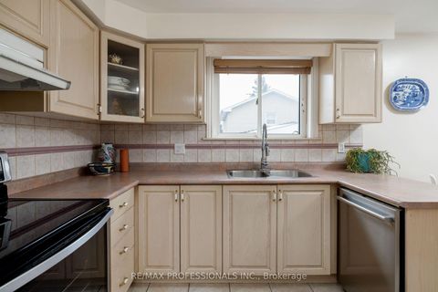 Photo 14 at 4 Gatewood Crescent, Humber Valley, Toronto