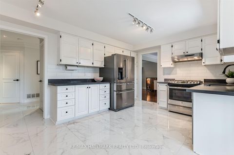 Photo 11 at 136 Mossgrove Trail, Windfields, Toronto