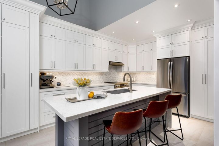 Photo 1 at 2213 Littondale Lane, BC Bronte Creek, Oakville