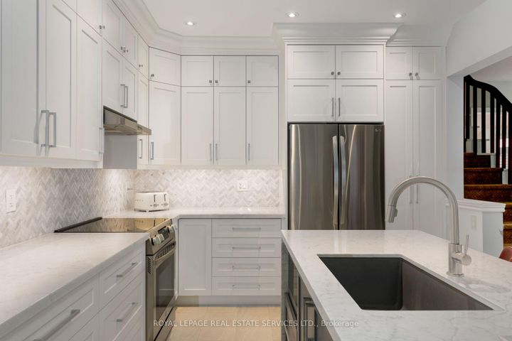 Photo 11 at 2213 Littondale Lane, BC Bronte Creek, Oakville