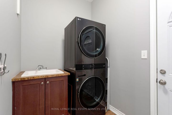 Photo 16 at 2213 Littondale Lane, BC Bronte Creek, Oakville