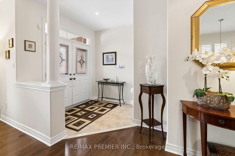 Photo 2 at 11 Eakins Drive E, Bayview Northeast, Aurora