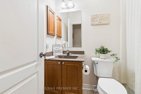 Photo 11 at 11 Eakins Drive E, Bayview Northeast, Aurora