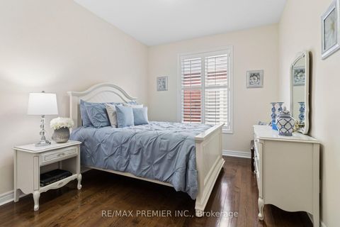 Photo 12 at 11 Eakins Drive E, Bayview Northeast, Aurora