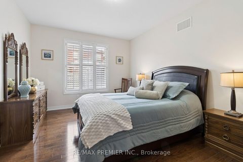 Photo 14 at 11 Eakins Drive E, Bayview Northeast, Aurora