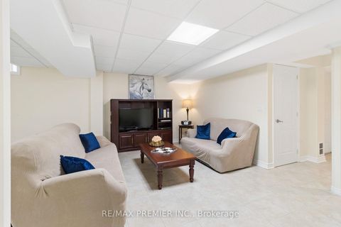 Photo 15 at 11 Eakins Drive E, Bayview Northeast, Aurora