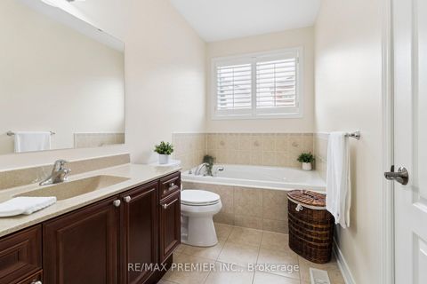 Photo 16 at 11 Eakins Drive E, Bayview Northeast, Aurora