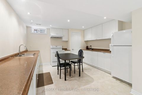 Photo 19 at 11 Eakins Drive E, Bayview Northeast, Aurora