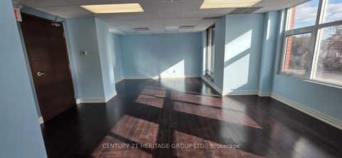 Photo 4 at 204 - 222 Finch Avenue W, Newtonbrook West, Toronto